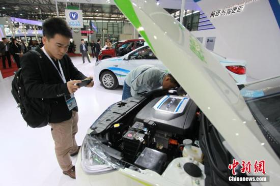 11月4日，第十六届中国国际工业博览会在上海开幕。在新能源车展区，上汽、长安、特斯拉等国内外十大车企的20余款新能源车实车集体亮相，成为国内新能源汽车专业展中新能源用车展示最集中的一次盛会，凸显了本届中国工博会“高端、智能、绿色”的主题。 <a target='_blank' href='http://www.chinanews.com/'></table>中新社</a>发 张亨伟 摄